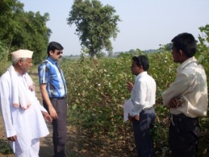 Manish Daga (at left, in blue) educating Indian cotton growers.